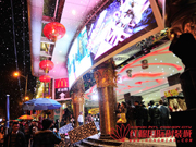 圣誕狂歡節 紅棉國際時裝城人工造雪喜迎圣誕圖片